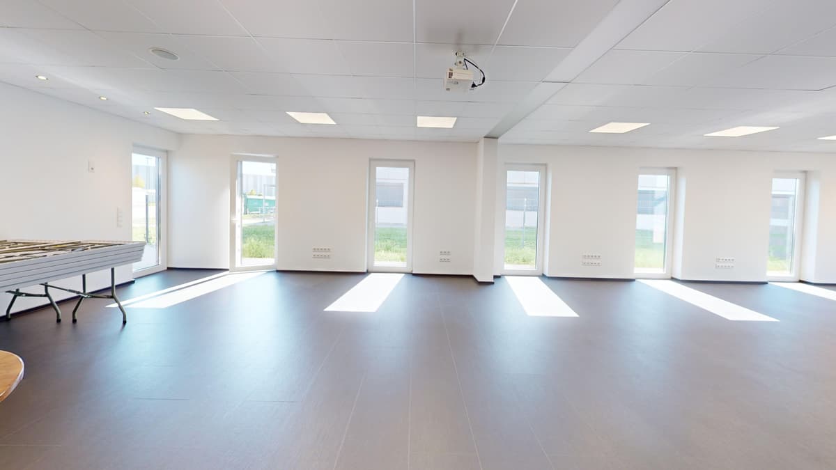 Eleganter Veranstaltungsraum mit weißen Stühlen für Hochzeiten in Darmstadt