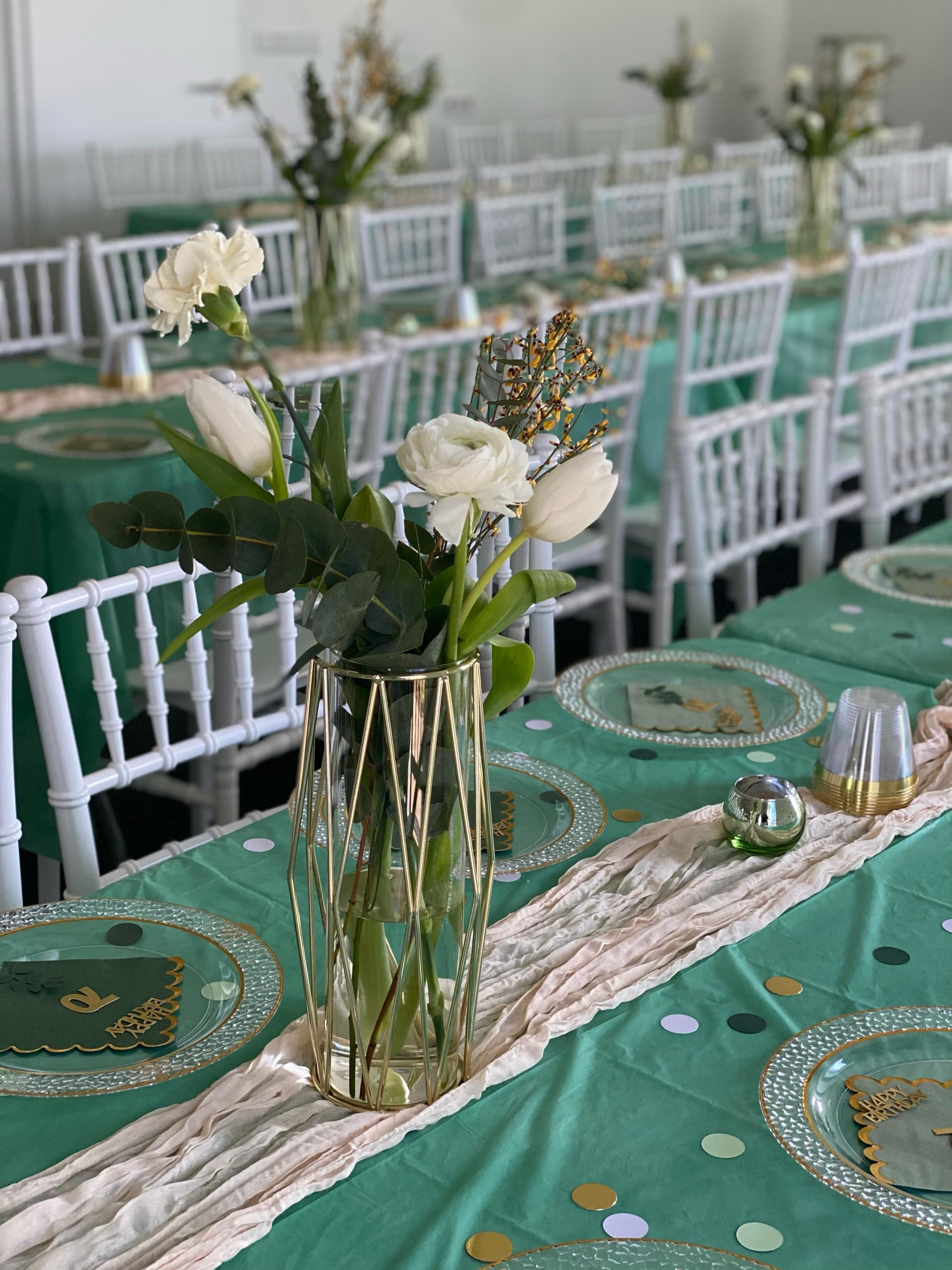 Elegant dekorierte Tische bei einer Hochzeit in der DI Location